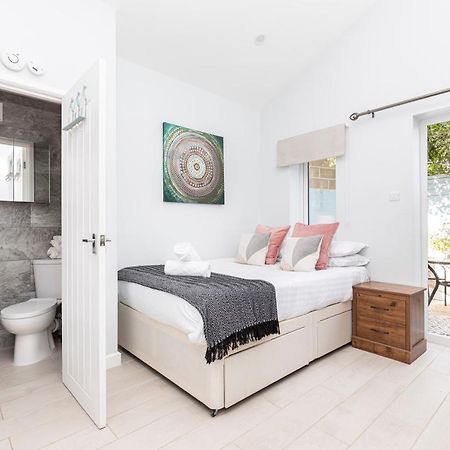 New, Stylish Studio Flat With Private Patio And Free On-Street Parking Check Out At 11Am Bournemouth Eksteriør billede