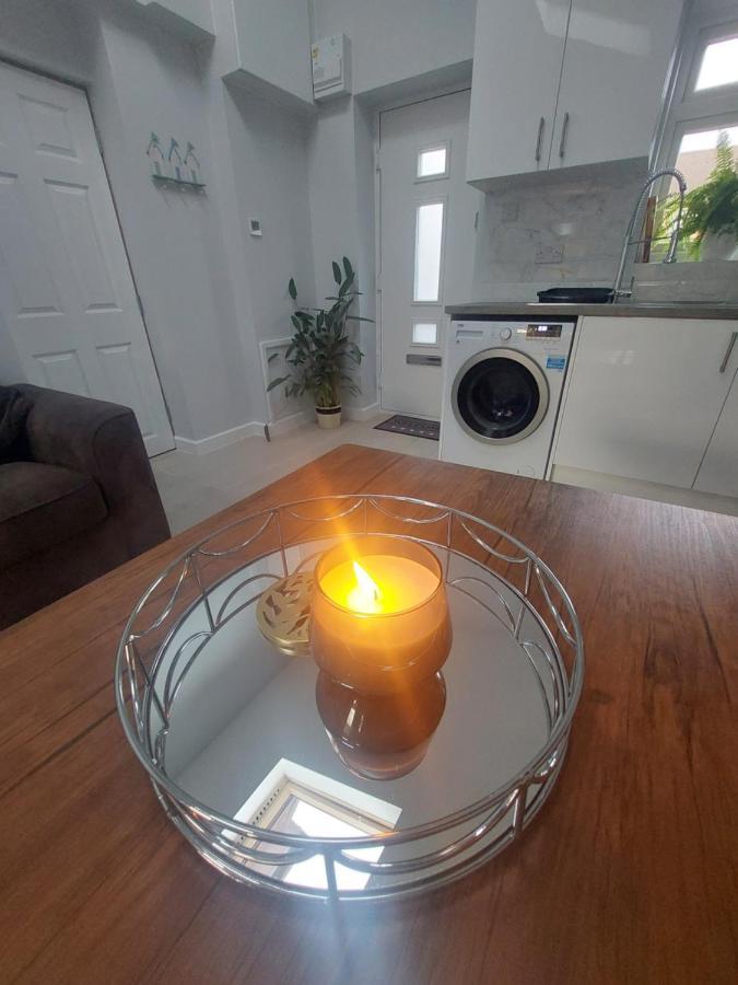 New, Stylish Studio Flat With Private Patio And Free On-Street Parking Check Out At 11Am Bournemouth Eksteriør billede