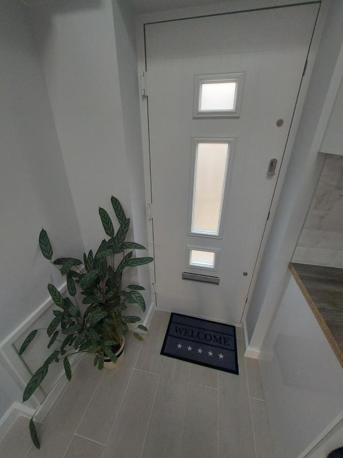 New, Stylish Studio Flat With Private Patio And Free On-Street Parking Check Out At 11Am Bournemouth Eksteriør billede