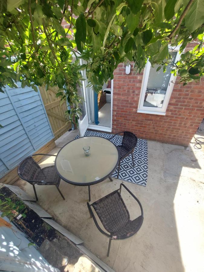 New, Stylish Studio Flat With Private Patio And Free On-Street Parking Check Out At 11Am Bournemouth Eksteriør billede