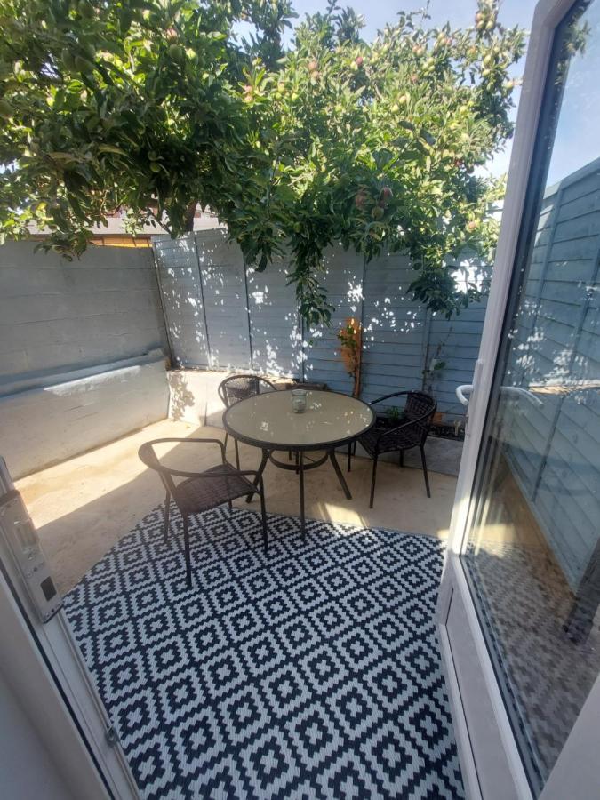 New, Stylish Studio Flat With Private Patio And Free On-Street Parking Check Out At 11Am Bournemouth Eksteriør billede