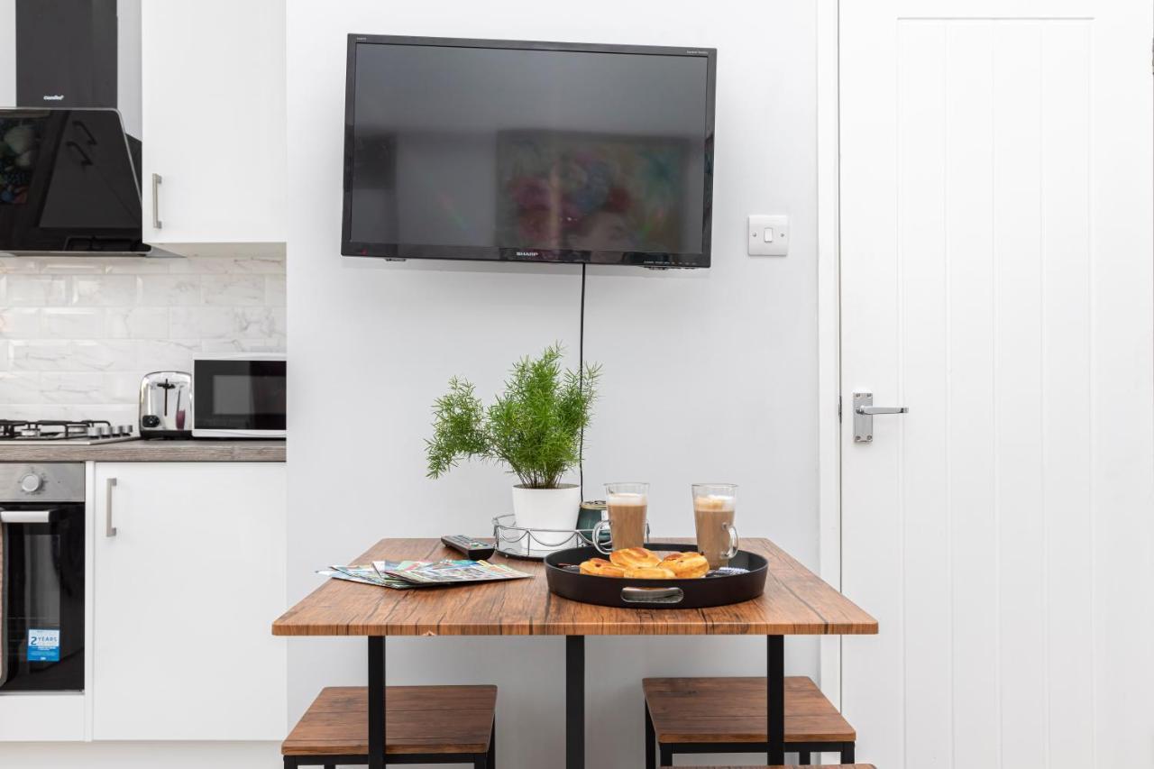 New, Stylish Studio Flat With Private Patio And Free On-Street Parking Check Out At 11Am Bournemouth Eksteriør billede