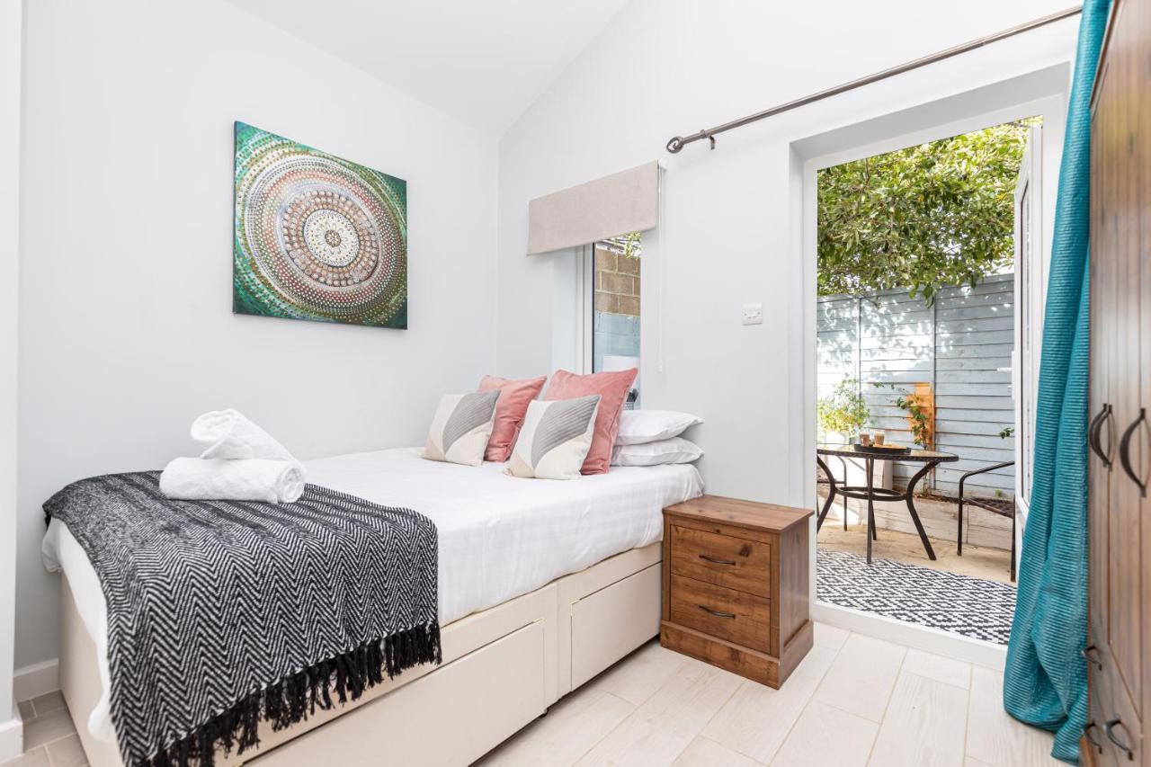 New, Stylish Studio Flat With Private Patio And Free On-Street Parking Check Out At 11Am Bournemouth Eksteriør billede