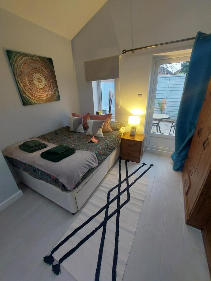 New, Stylish Studio Flat With Private Patio And Free On-Street Parking Check Out At 11Am Bournemouth Eksteriør billede