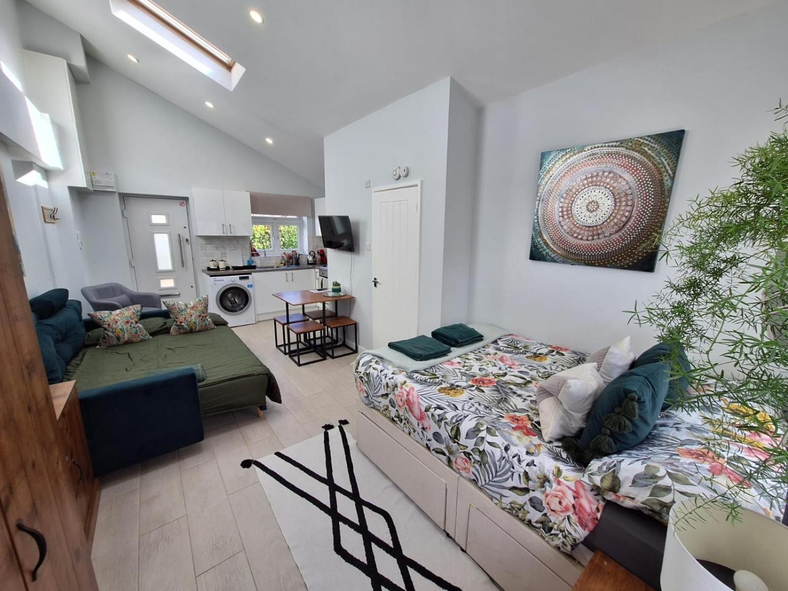 New, Stylish Studio Flat With Private Patio And Free On-Street Parking Check Out At 11Am Bournemouth Eksteriør billede