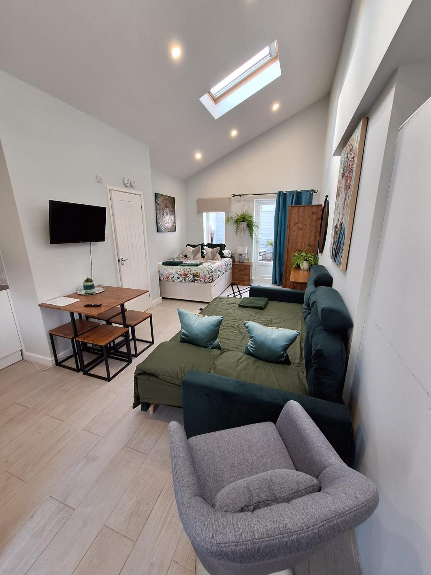 New, Stylish Studio Flat With Private Patio And Free On-Street Parking Check Out At 11Am Bournemouth Eksteriør billede