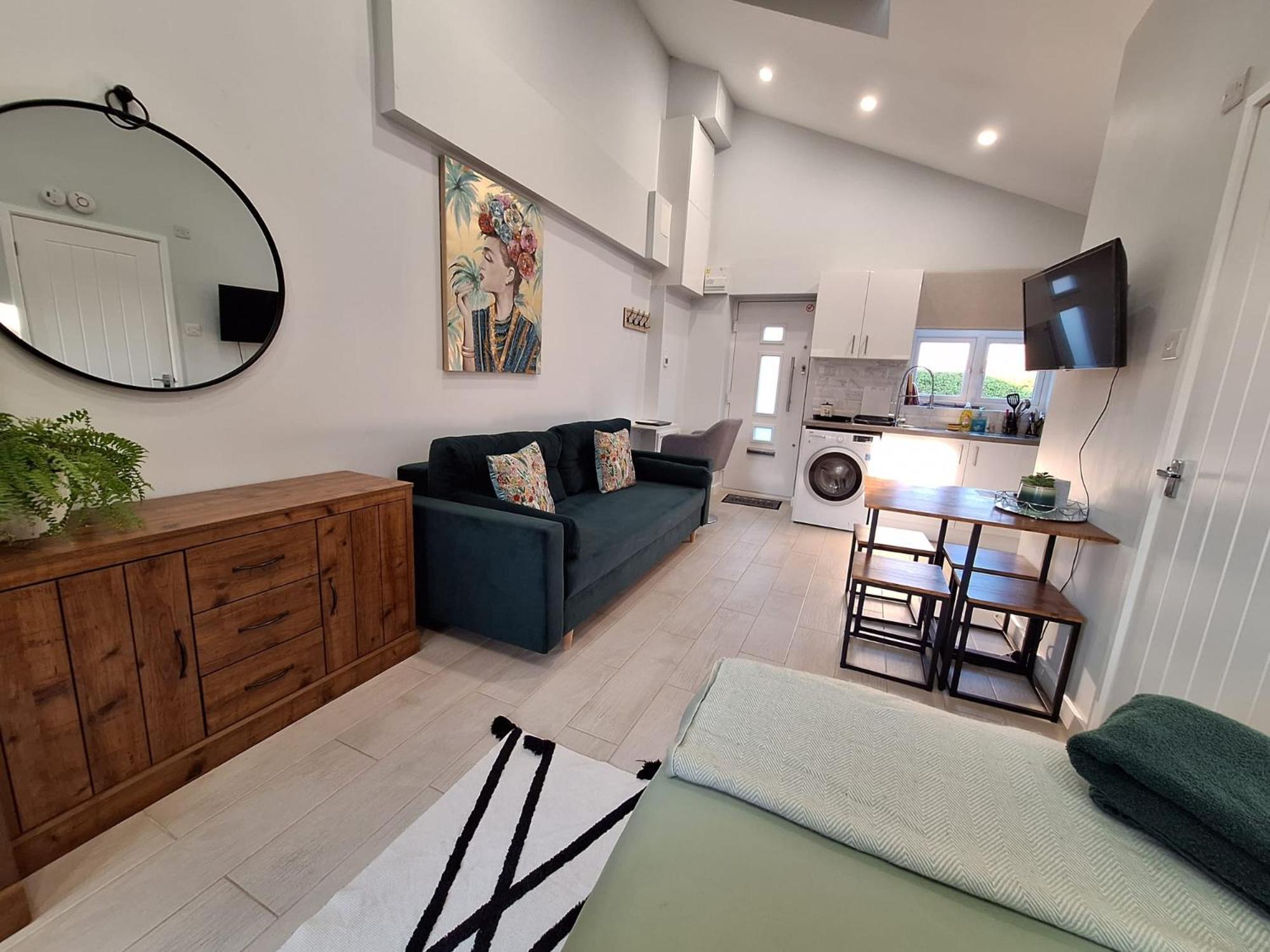 New, Stylish Studio Flat With Private Patio And Free On-Street Parking Check Out At 11Am Bournemouth Eksteriør billede