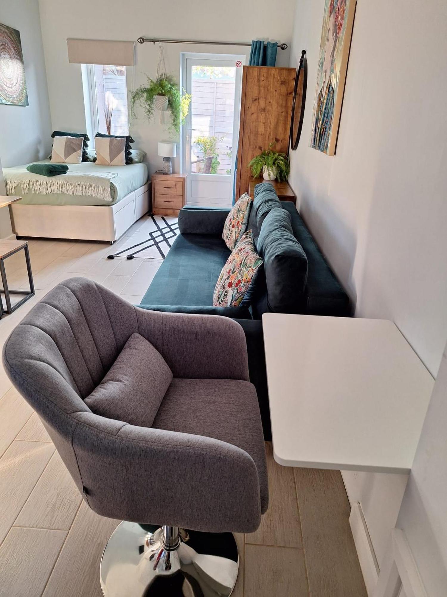New, Stylish Studio Flat With Private Patio And Free On-Street Parking Check Out At 11Am Bournemouth Eksteriør billede